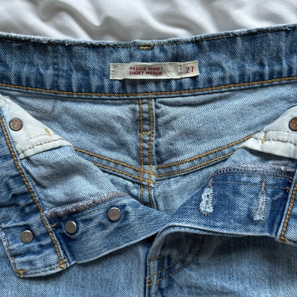 levi’s distressed wedgie short - Picture 4 of 4